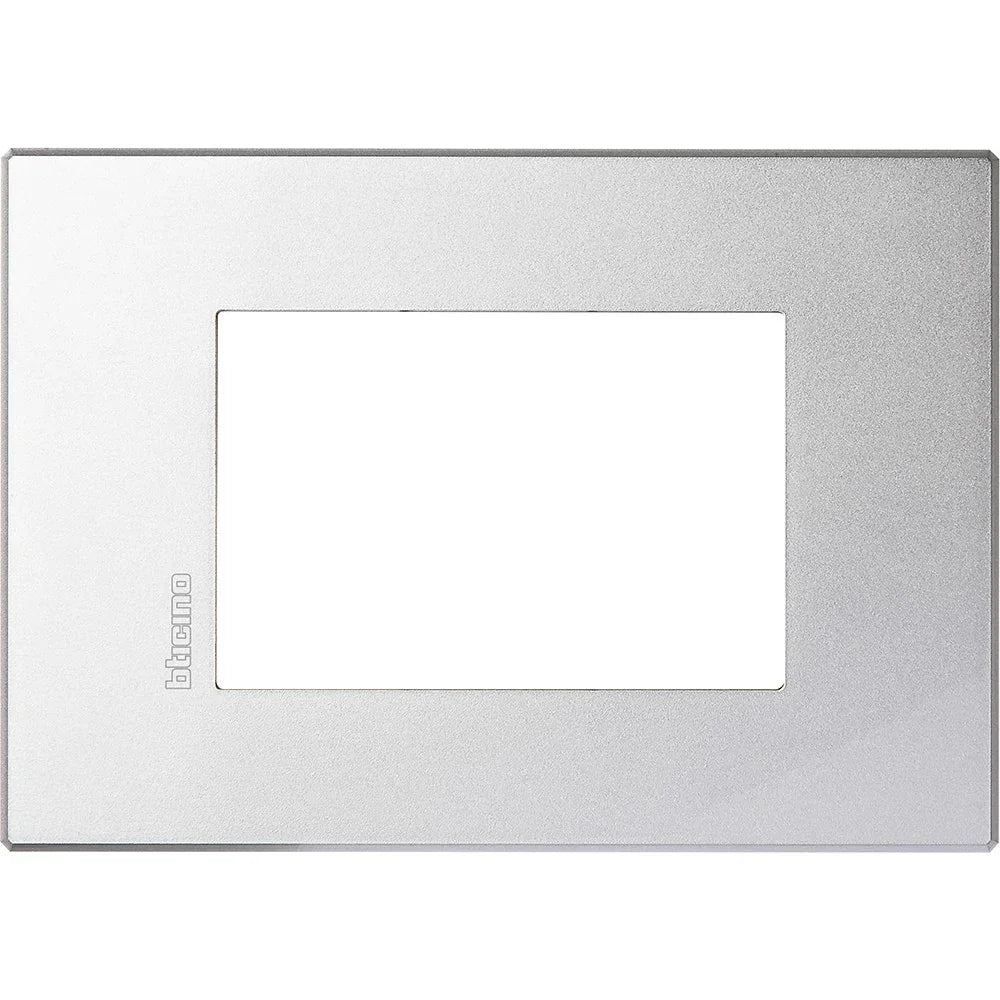 BTicino Axolute Air Placca 3 Moduli Tech HW4803HC - Design Elegante, Facile Installazione