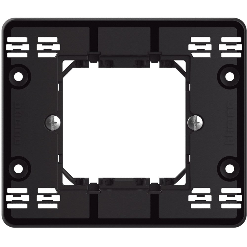 Supporto BTicino MatixGO per 2 moduli, fissaggio con graffette, colore nero, design pratico e funzionale.