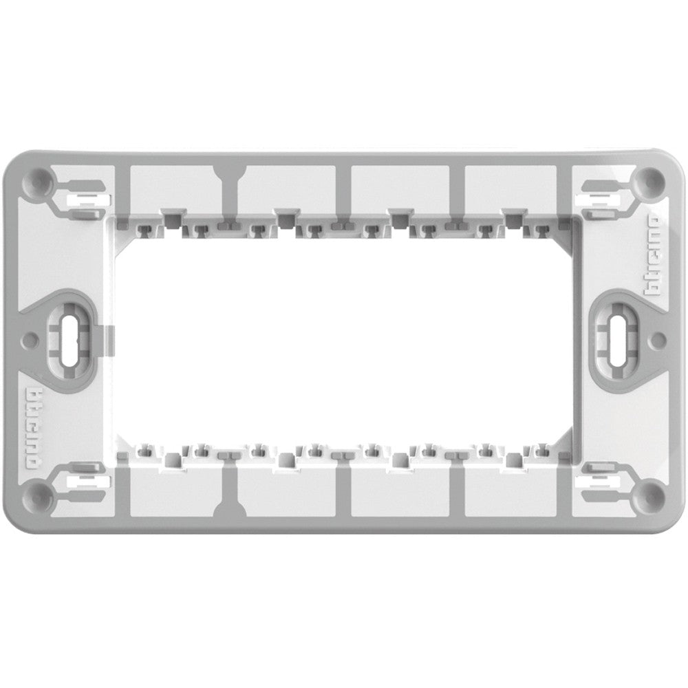 Supporto BTicino MatixGO 4 moduli con fissaggio a viti per installazioni elettriche, design robusto e funzionale.