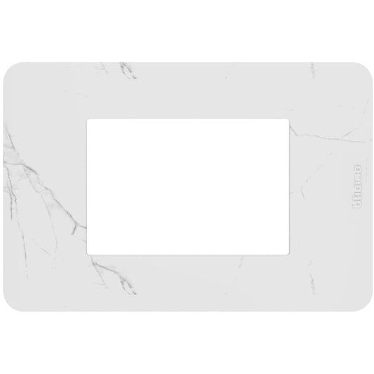Placca BTicino MatixGO 3 moduli in carrara effetto marmo, design elegante in tecnopolimero, misura 84.2 x 124.7 mm.
