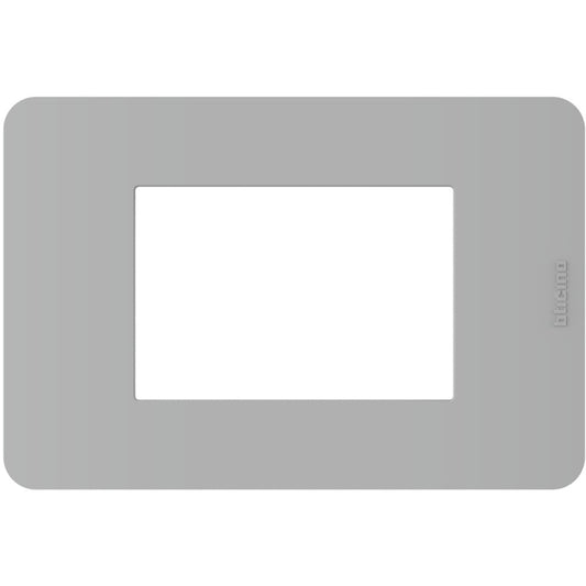 Placca Bticino MatixGO 3 moduli in Grigio, materiale tecnopolimero, misure 84.2x124.7 mm, design moderno.