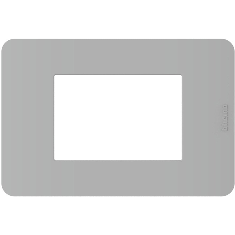 Placca BTicino MatixGO 3 moduli in grigio, realizzata in tecnopolimero, misura 84.2 x 124.7 mm.