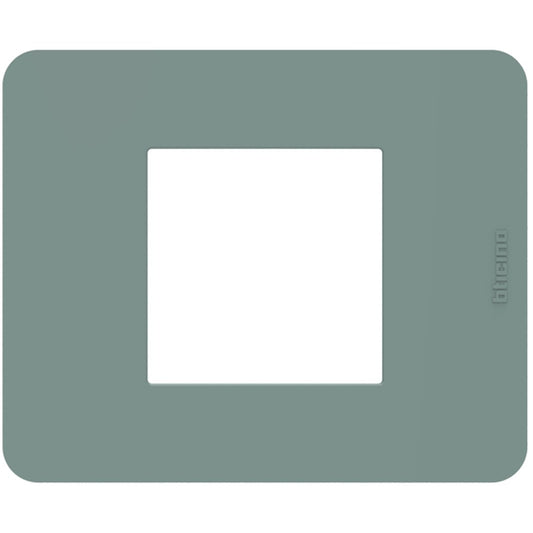 Placca BTicino MatixGO Agave 3 moduli in tecnopolimero, colore grigio, misura 84.2 x 102.2 mm.