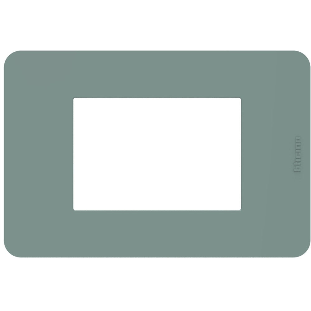 Placca BTicino MatixGO Agave per 3 moduli, in tecnopolimero. Dimensioni: 84.2x124.7 mm.