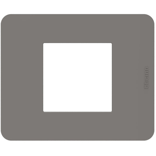 Placca Bticino MatixGO Tortora 2 moduli, tecnopolimeri, dimensioni 84.2x102.2 mm, design moderno e versatile.