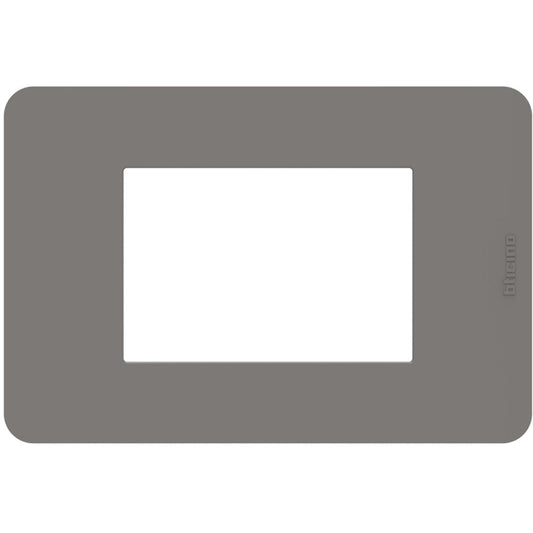 Placca Bticino MatixGO Tones in tortora, misura 3 moduli, realizzata in tecnopolimero. Perfetta per installazione elettrica.