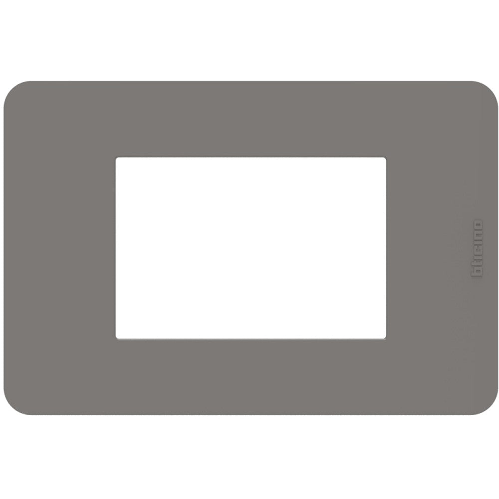Placca BTicino MatixGO in tortora, 3 moduli, tecnopolimero, dimensioni 84.2 x 124.7 mm, design moderno.