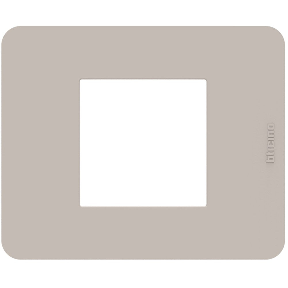Placca Bticino MatixGO 2 moduli in sand, tecnopolimero, misura 84.2 x 102.2 mm, design moderno ed elegante.