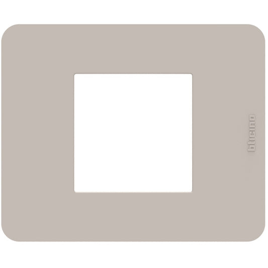 Placca Bticino MatixGO 2 moduli in sand, tecnopolimero, misura 84.2 x 102.2 mm, design moderno ed elegante.