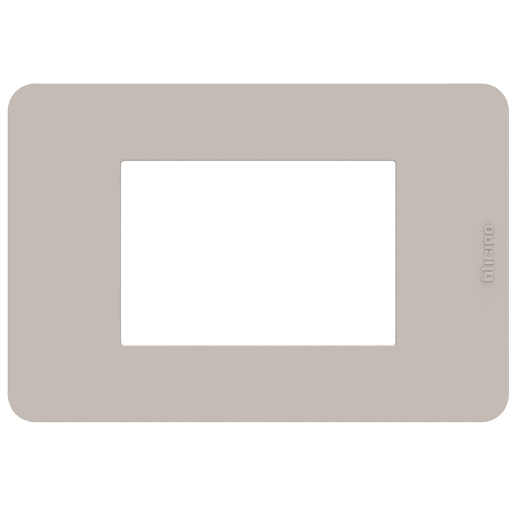 Placca Bticino MatixGO 3 moduli in sand, materiale tecnopolimero, misura 84.2 x 124.7 mm.