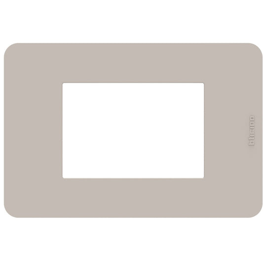 Placca Bticino MatixGO 3 moduli in sand, materiale tecnopolimero, misura 84.2 x 124.7 mm.