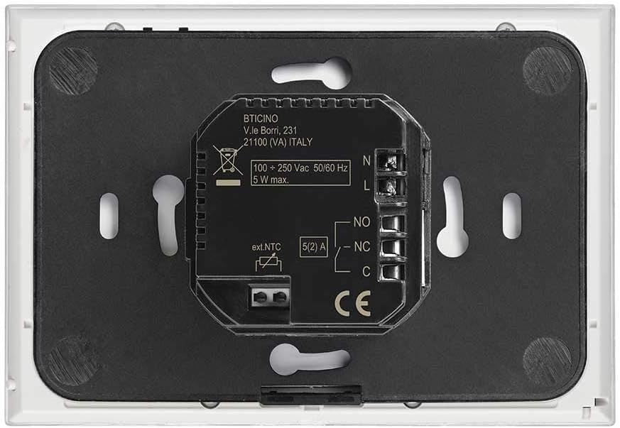 Retro del termostato Bticino Smarther 2 con connessione Wi-Fi e specifiche tecniche visibili.