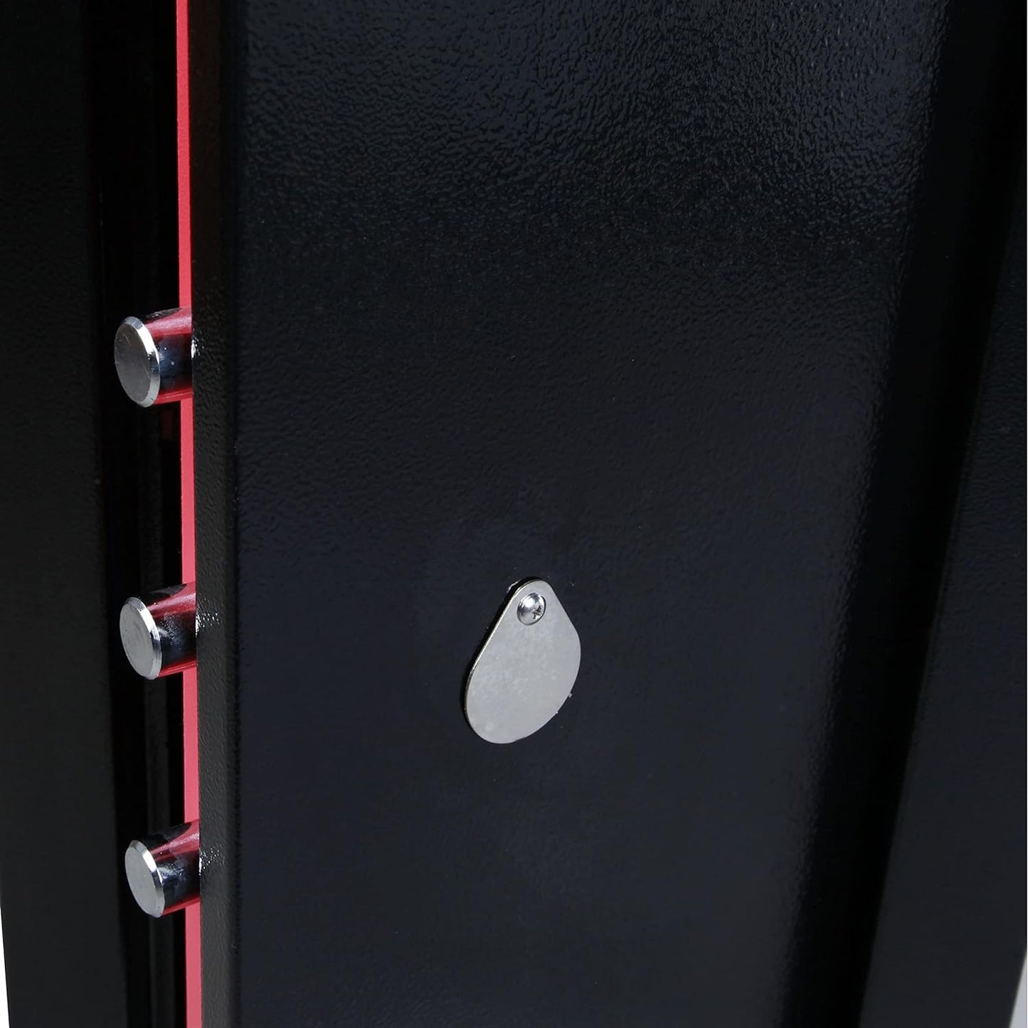 Dettaglio della porta dell'armadio di sicurezza Technomax, con serratura e sistema di sicurezza avanzato.