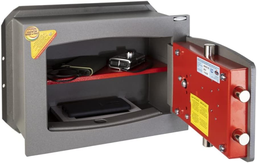 Cassaforte a muro Technomax "Technofort Diplo" con serratura di alta sicurezza e vani interni per oggetti preziosi.