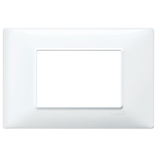 Vimar Plana white switch plate for 3 modules, dimensions 120mm x 81mm, made of technopolymer.