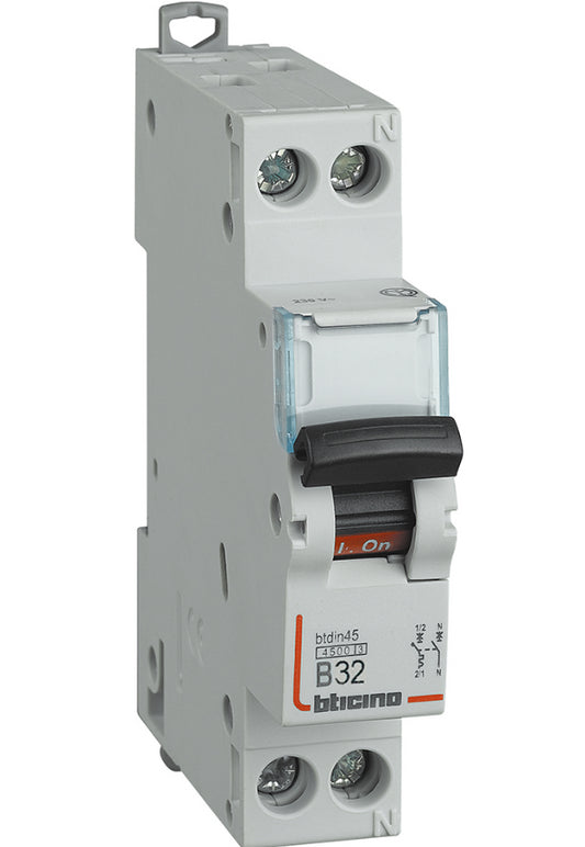 Bticino F881NA/32 Interruttore Magnetotermico 32A 1P+N in compact design for electrical safety.
