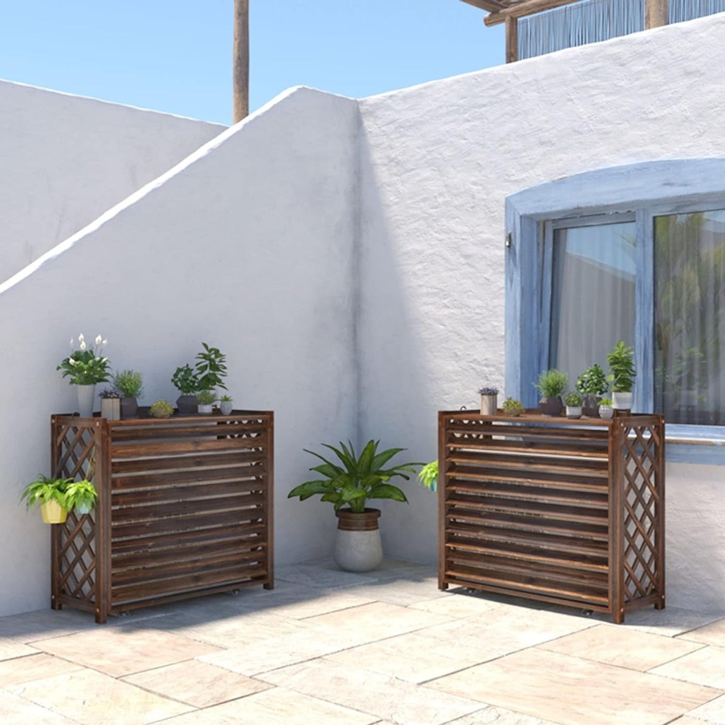 Copertura condizionatore in legno marrone in giardino, con piante su entrambi i lati, dimensioni 94x49x84 cm.