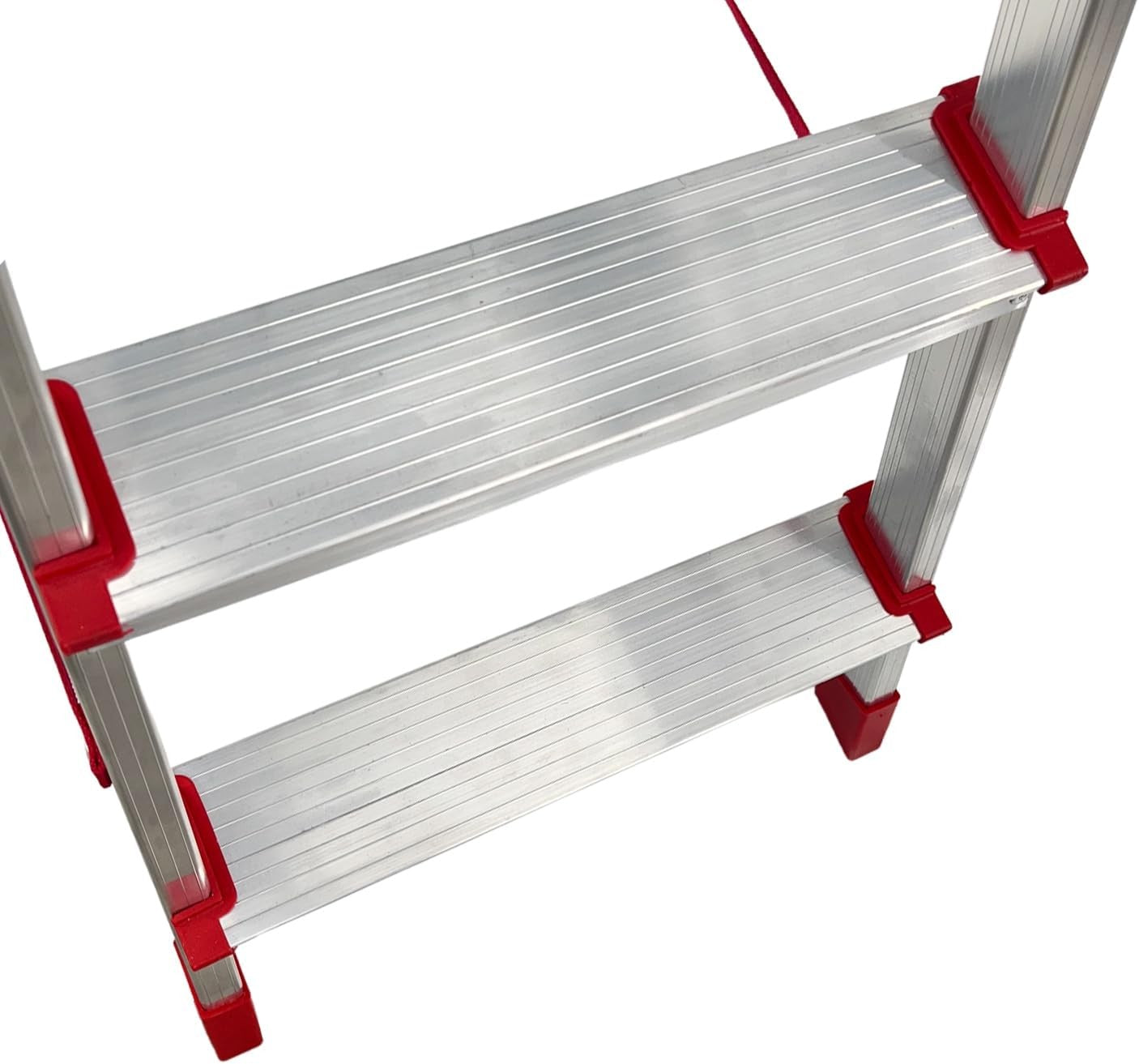 Scala domestica in alluminio con gradini in acciaio e supporti rossi, leggera e portatile per uso domestico.