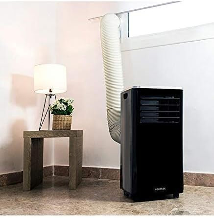 Condizionatore portatile EnergySilence Clima 9250 in un ambiente domestico, con tubo di scarico e mobiletto.