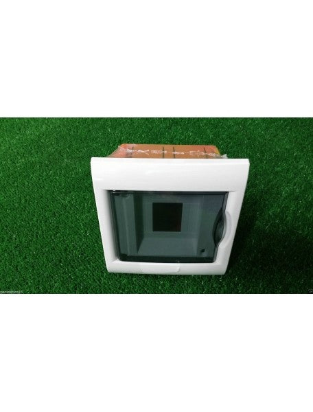 Centralino incasso 4 moduli bianco, resistente agli urti, IP40, con porta fume', realizzato in tecnopolimero isolante.