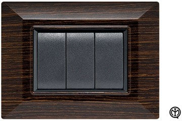 Placca Flexi Plain 4F in Wenge color with three switches, ideal for modern interiors.