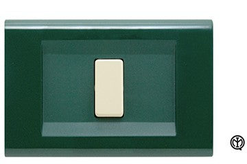 Placca Click 4F Verde Scozia di FEB, 4 moduli, con interruttore beige su sfondo verde scuro.