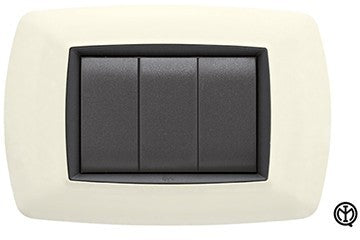 Placca Life 4 posti Avorio di FEB, con 4 moduli per uso elettrico. Design elegante e funzionale.