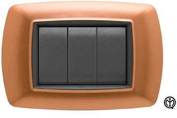 Placca Life 4 Posti Rame FEB 2984/RM con finitura in rame e moduli neri, per installazione elettrica elegante.